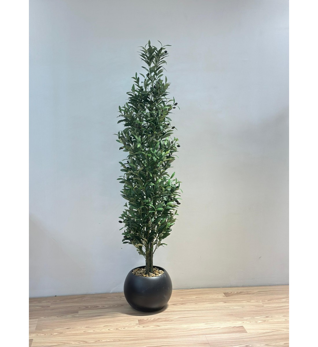 شجرة زيتون بمركن اسود اصطناعية للديكور ??، مصممة بشكل أنيق لتعكس جمال الطبيعة وهدوءها. 180سم 