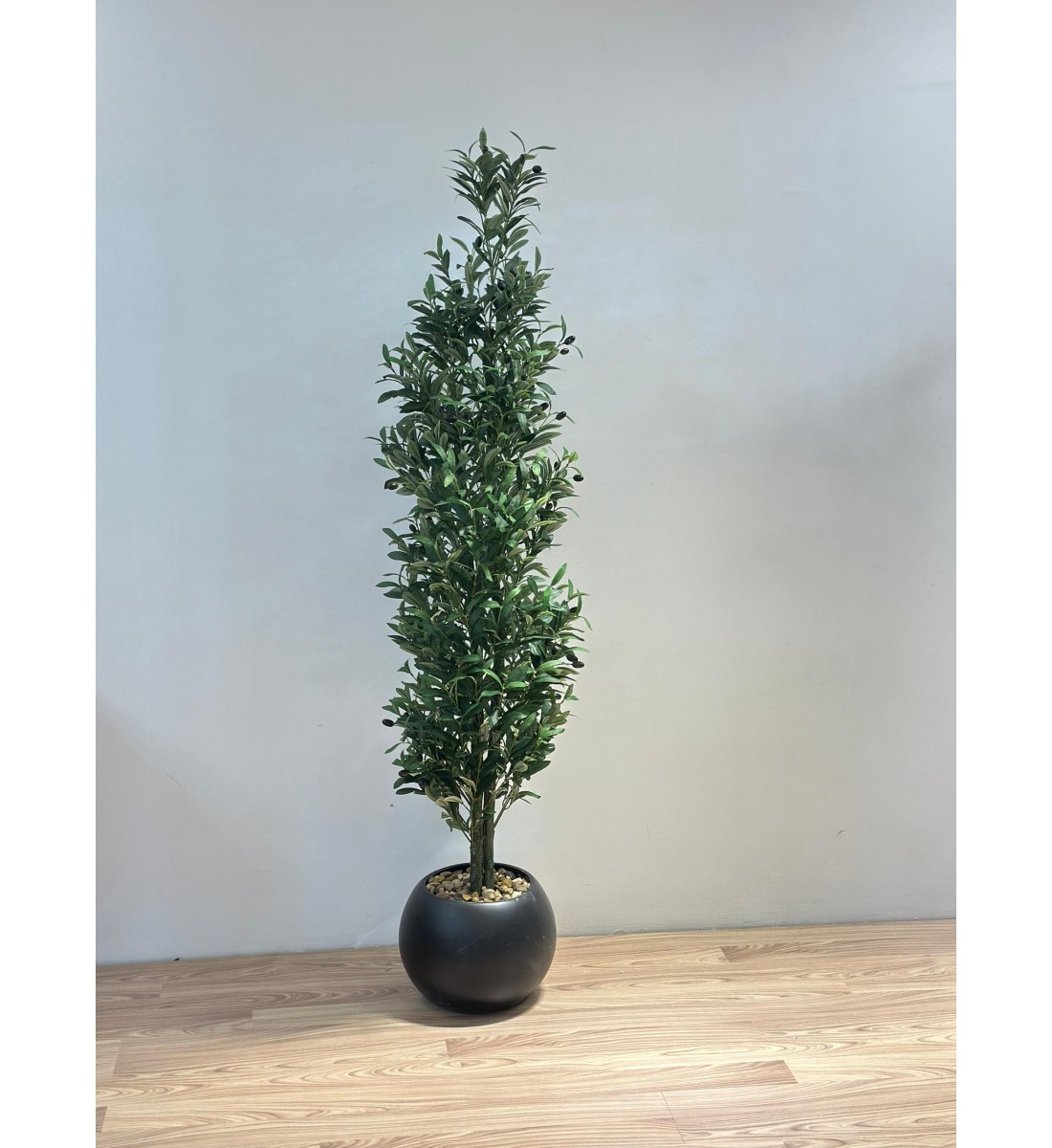 شجرة زيتون بمركن اسود اصطناعية للديكور ??، مصممة بشكل أنيق لتعكس جمال الطبيعة وهدوءها. 180سم 