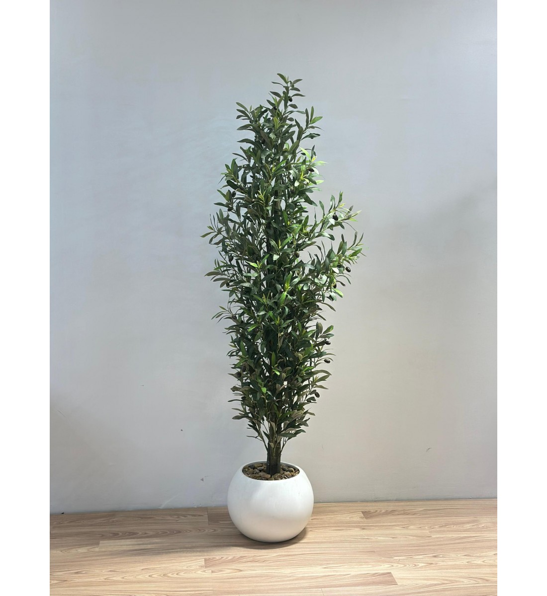 شجرة زيتون بمركن ابيض اصطناعية للديكور ??، مصممة بشكل أنيق لتعكس جمال الطبيعة وهدوءها. 180سم 