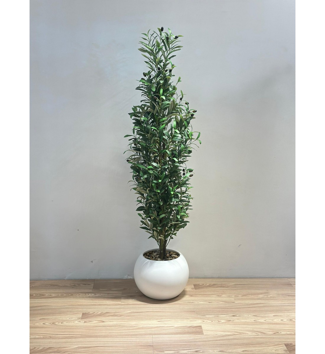 شجرة زيتون بمركن ابيض اصطناعية للديكور ??، مصممة بشكل أنيق لتعكس جمال الطبيعة وهدوءها. 153سم 