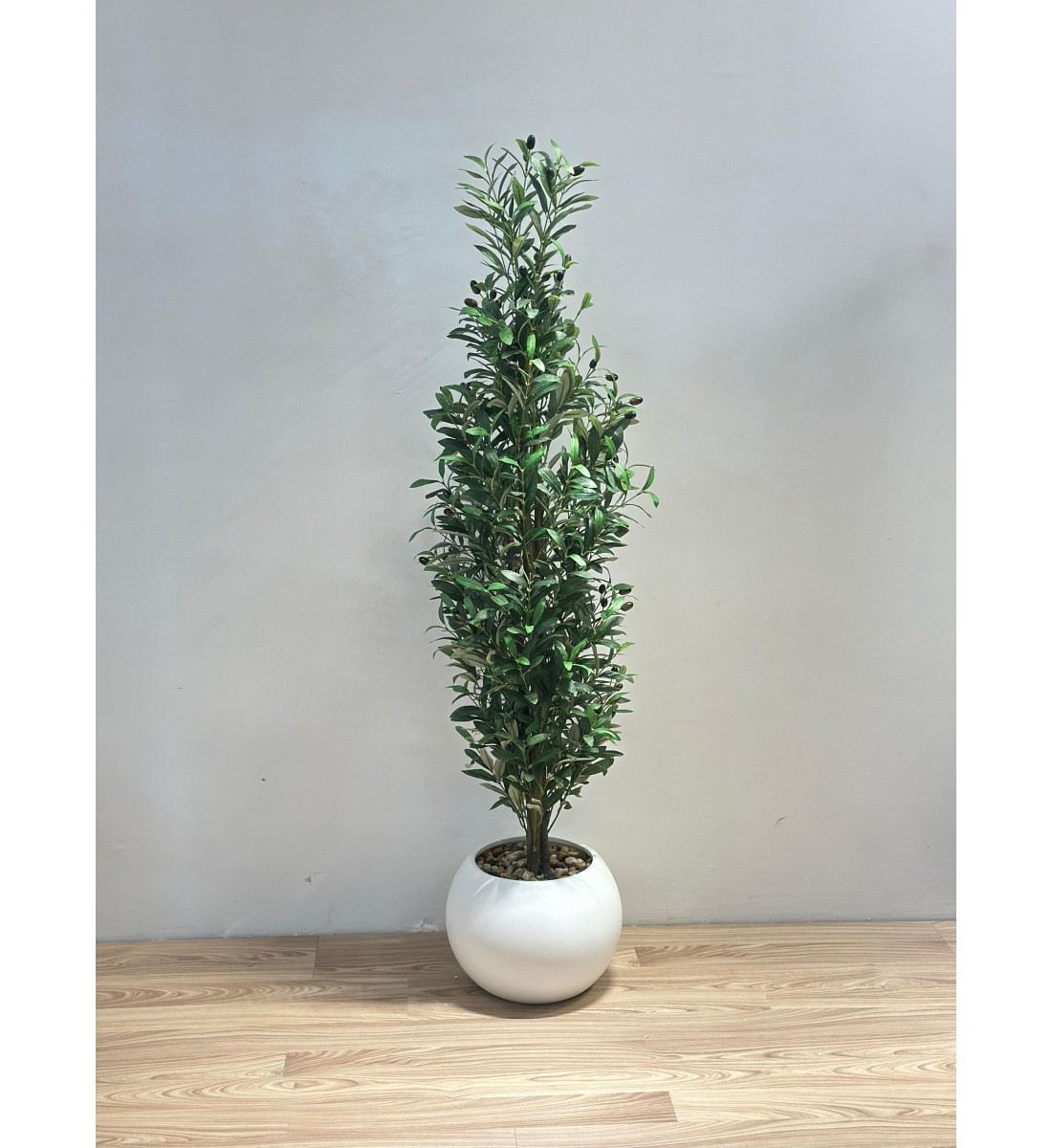 شجرة زيتون بمركن ابيض اصطناعية للديكور ??، مصممة بشكل أنيق لتعكس جمال الطبيعة وهدوءها. 153سم 