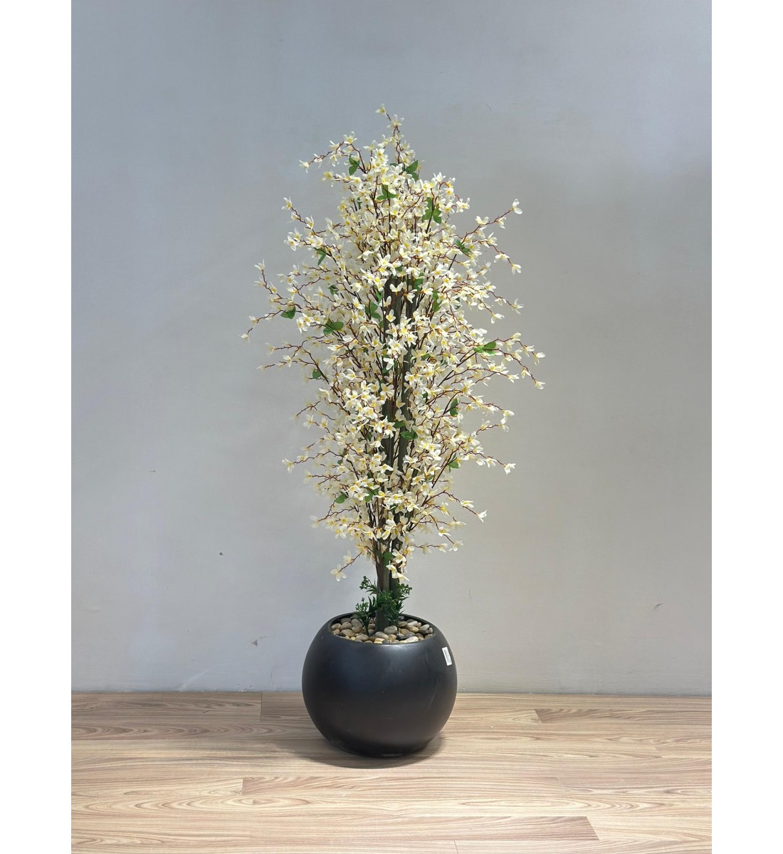 شجرة  بمركن اسود صناعية طويلة مزهرة بأزهار صغيرة باللون الأبيض المائل إلى الكريمي 130سم 