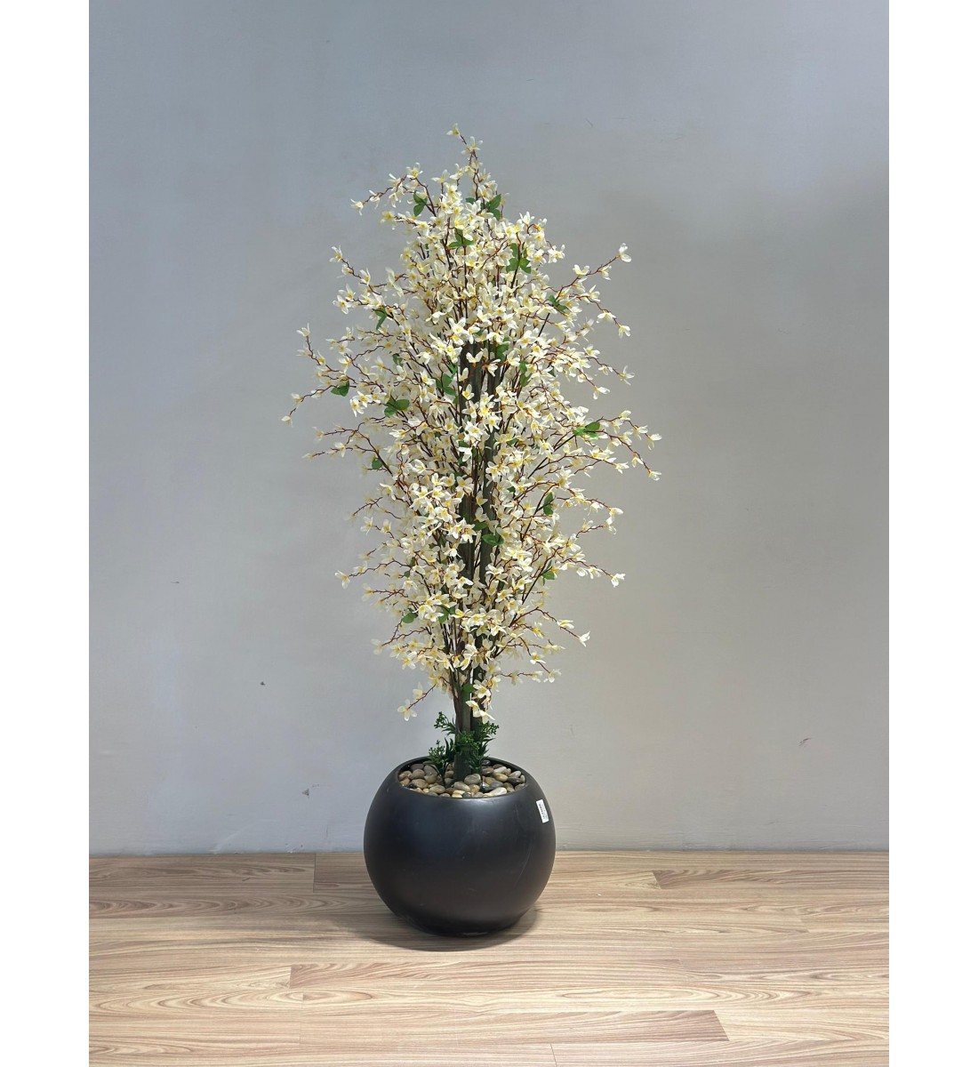شجرة  بمركن اسود صناعية طويلة مزهرة بأزهار صغيرة باللون الأبيض المائل إلى الكريمي 130سم 