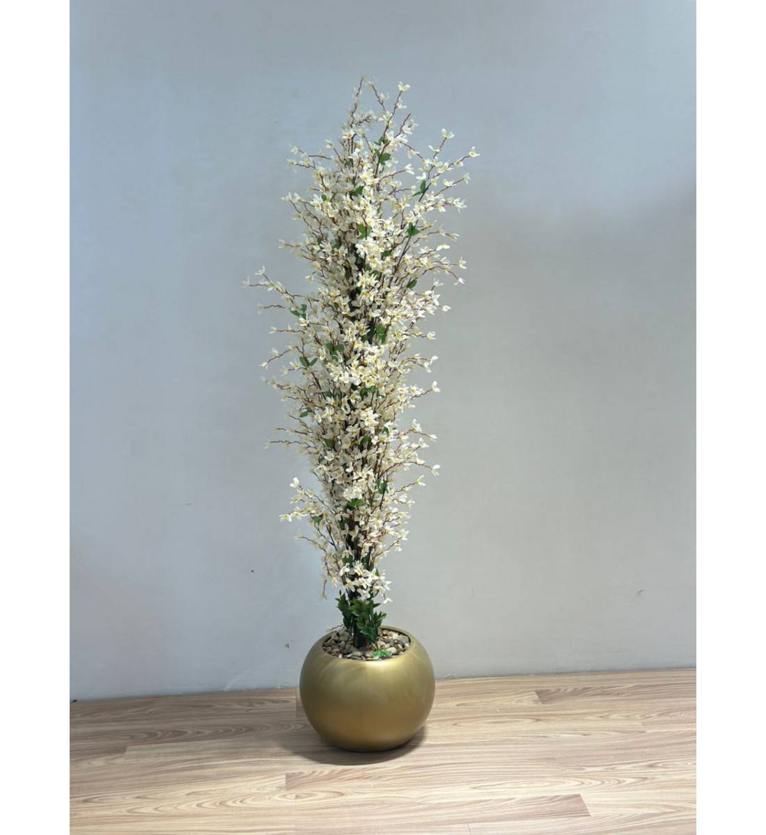 شجرة  بمركن اسود صناعية طويلة مزهرة بأزهار صغيرة باللون الأبيض المائل إلى الكريمي 130سم 