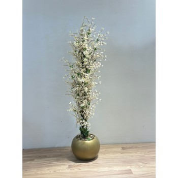 شجرة  بمركن ذهبي صناعية طويلة مزهرة بأزهار صغيرة باللون الأبيض المائل إلى الكريمي 130سم 