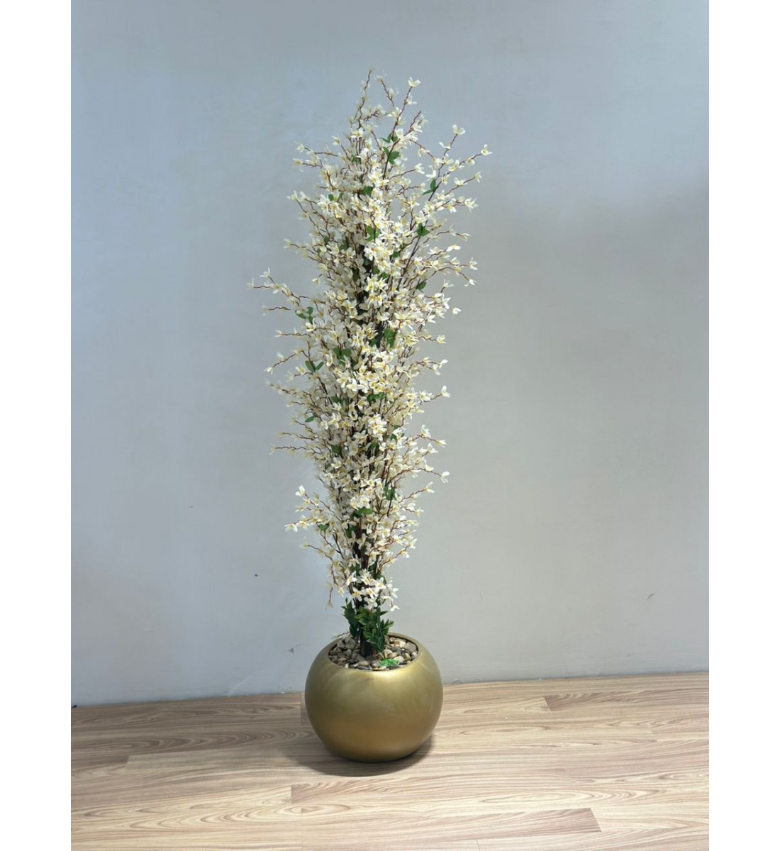 شجرة  بمركن ذهبي صناعية طويلة مزهرة بأزهار صغيرة باللون الأبيض المائل إلى الكريمي 130سم 