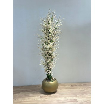 شجرة  بمركن ذهبي صناعية طويلة مزهرة بأزهار صغيرة باللون الأبيض المائل إلى الكريمي 130سم 