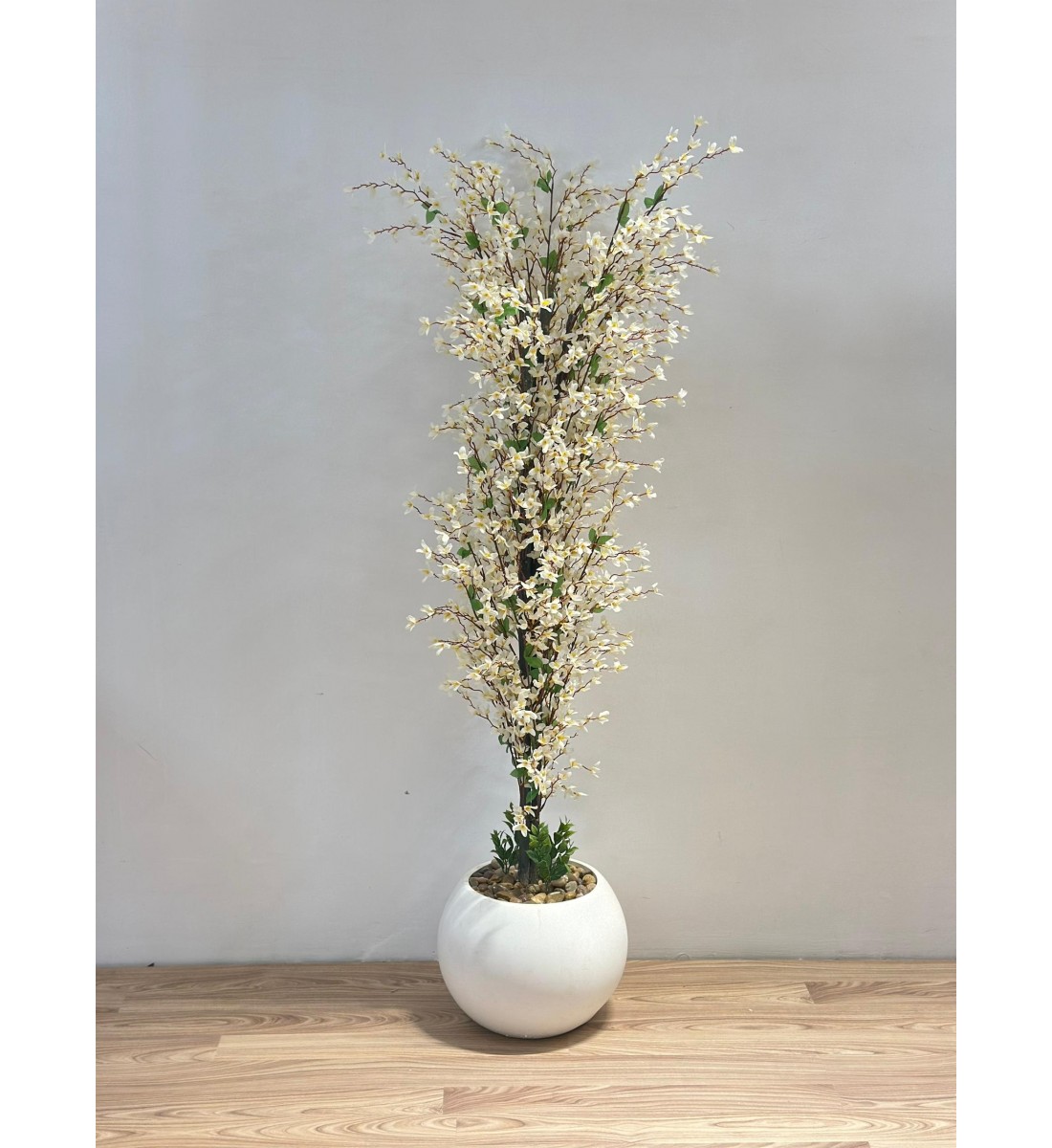 شجرة  بمركن ابيض صناعية طويلة مزهرة بأزهار صغيرة باللون الأبيض المائل إلى الكريمي 155سم 