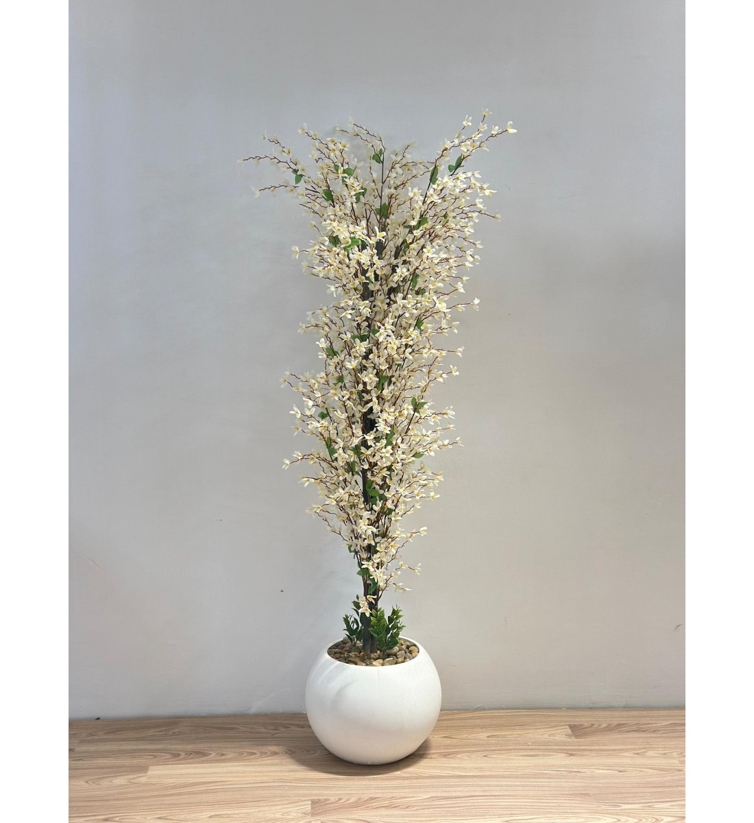 شجرة  بمركن ابيض صناعية طويلة مزهرة بأزهار صغيرة باللون الأبيض المائل إلى الكريمي 155سم 
