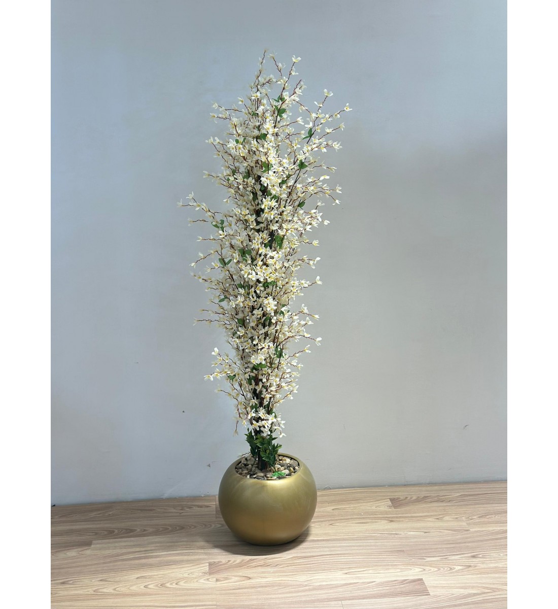 شجرة  بمركن ذهبي صناعية طويلة مزهرة بأزهار صغيرة باللون الأبيض المائل إلى الكريمي 155سم 