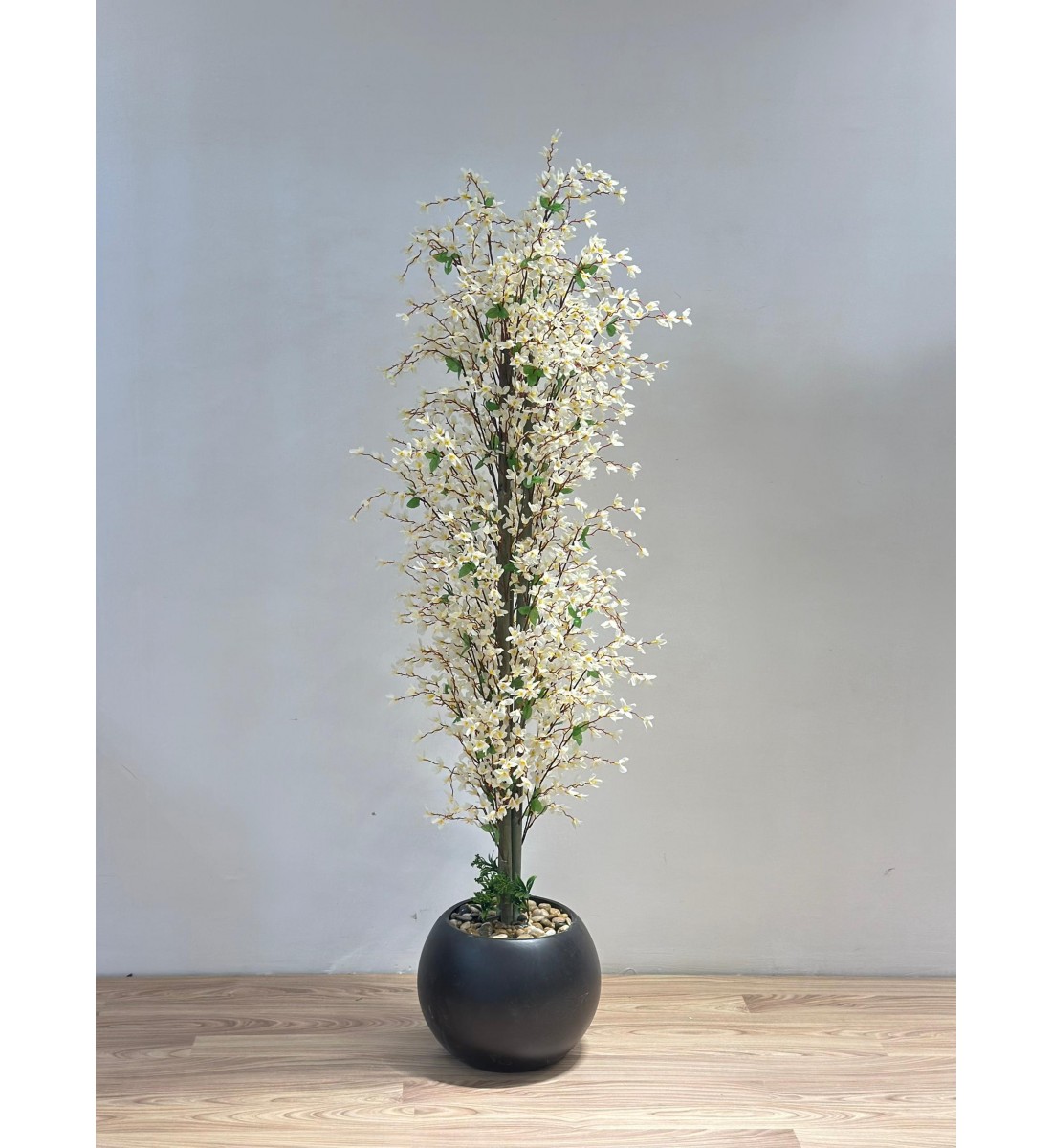 شجرة  بمركن اسود صناعية طويلة مزهرة بأزهار صغيرة باللون الأبيض المائل إلى الكريمي 155سم 