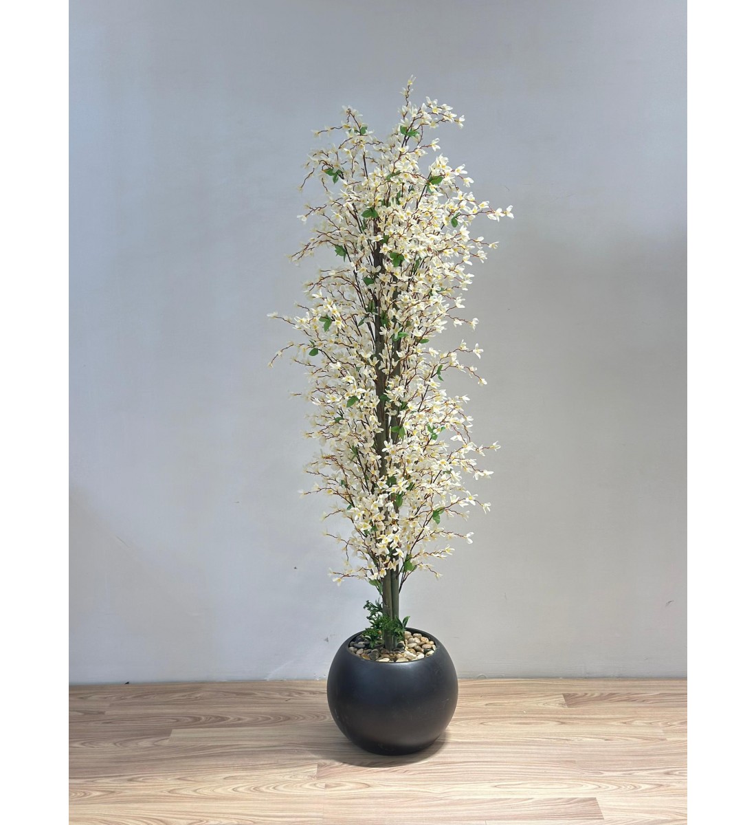 شجرة  بمركن اسود صناعية طويلة مزهرة بأزهار صغيرة باللون الأبيض المائل إلى الكريمي 155سم 
