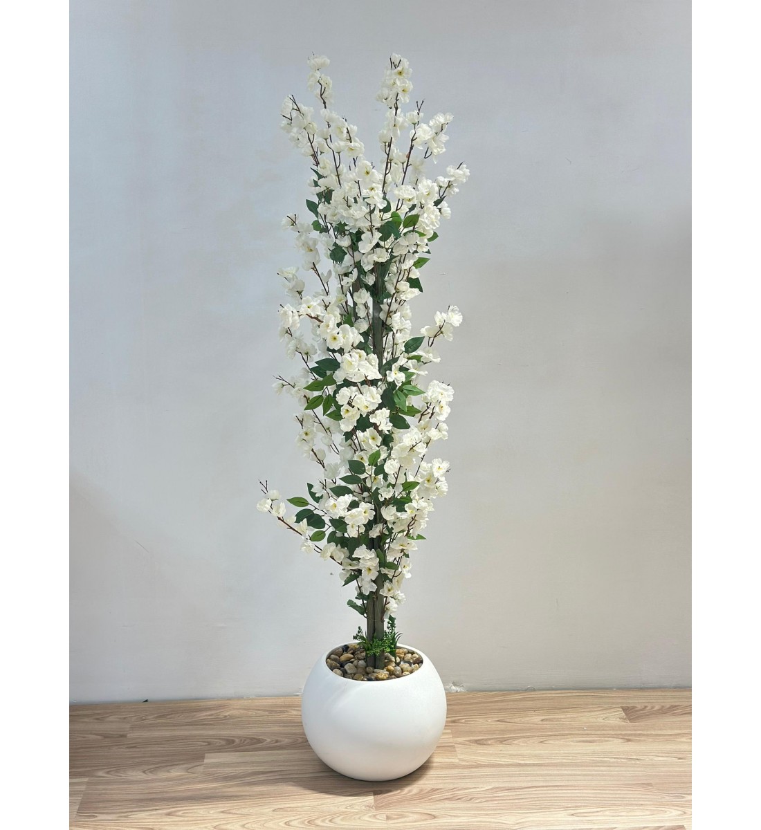 شجرة  بمركن ابيض صناعية طويلة مزهرة بأزهار صغيرة باللون الأبيض المائل إلى الكريمي 160سم 