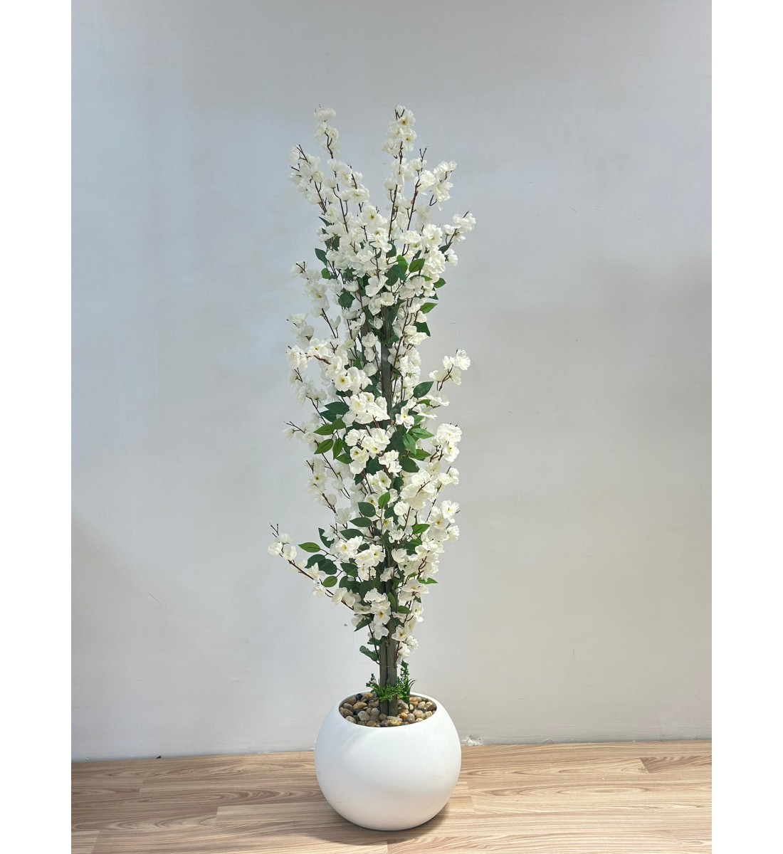 شجرة  بمركن ابيض صناعية طويلة مزهرة بأزهار صغيرة باللون الأبيض المائل إلى الكريمي 160سم 