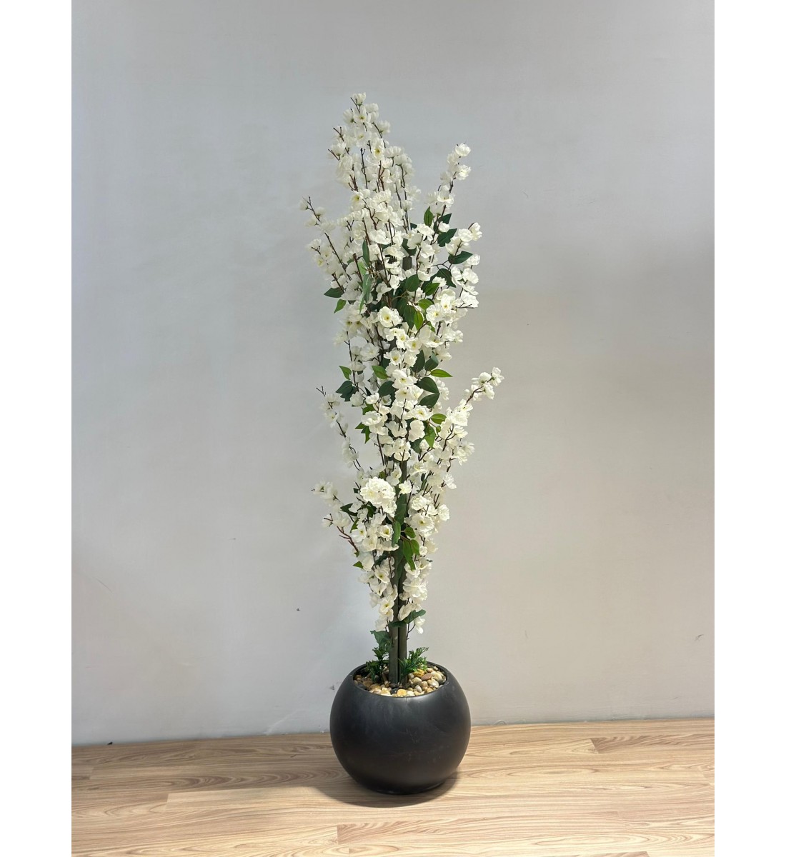 شجرة  بمركن اسود صناعية طويلة مزهرة بأزهار صغيرة باللون الأبيض المائل إلى الكريمي 160سم 