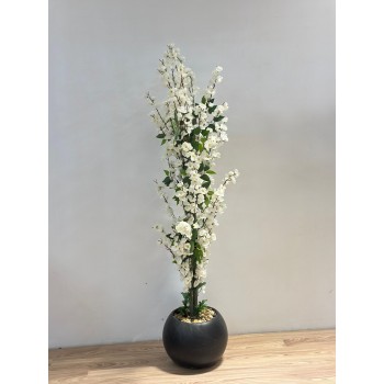 شجرة  بمركن اسود صناعية طويلة مزهرة بأزهار صغيرة باللون الأبيض المائل إلى الكريمي 160سم 