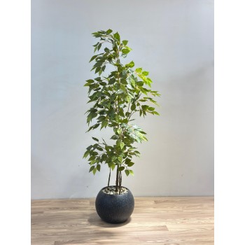 شجرة  بمركن اسود يشبه الأشجار الحقيقية، تتميز بأوراق خضراء كثيفة متفاوتة الدرجات تعكس حيوية وانتعاش الطبيعة. 170سم 