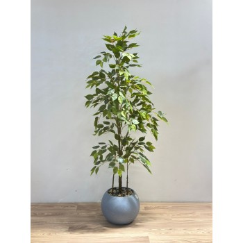 شجرة  بمركن رصاصي يشبه الأشجار الحقيقية، تتميز بأوراق خضراء كثيفة متفاوتة الدرجات تعكس حيوية وانتعاش الطبيعة. 170سم 