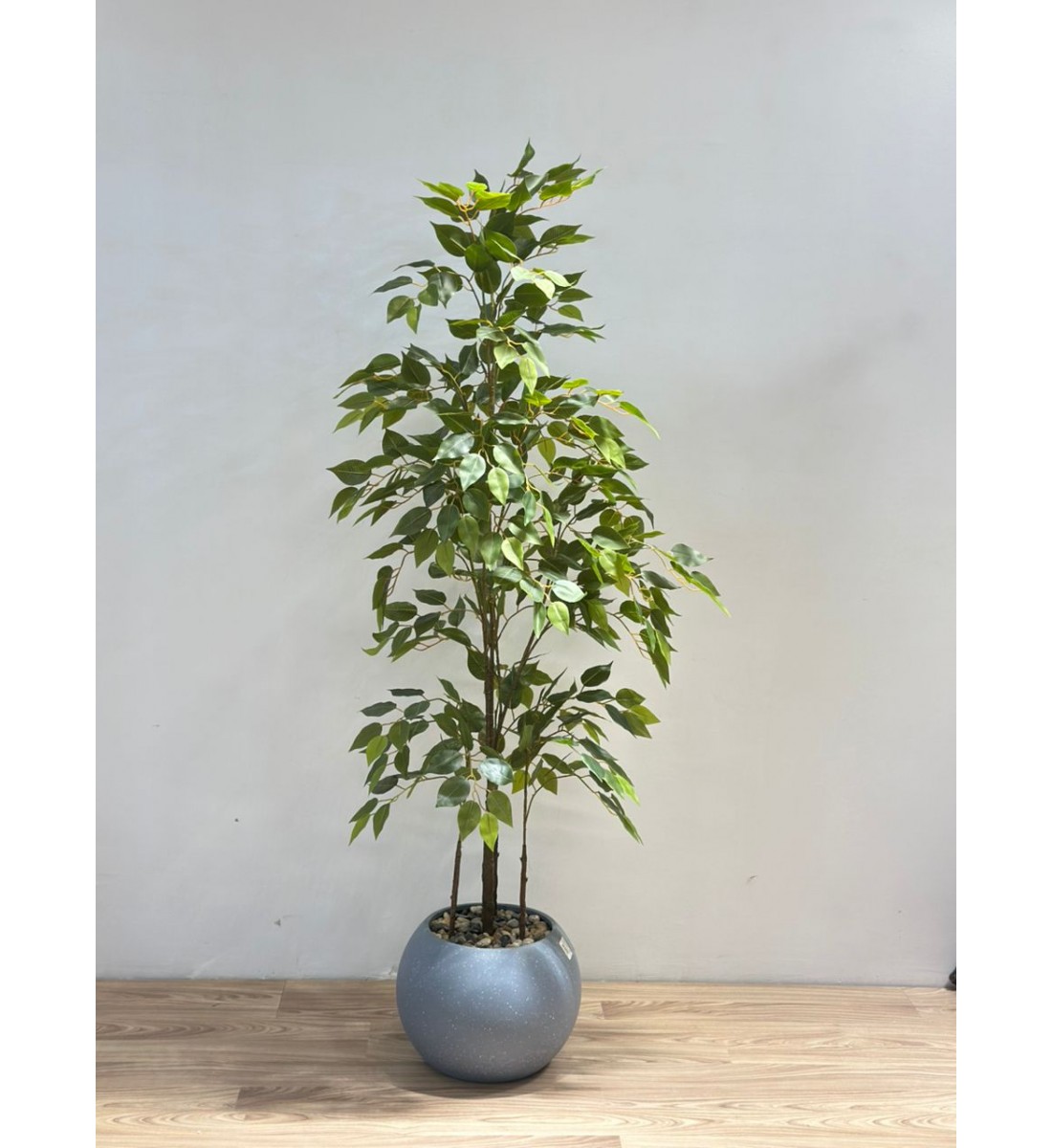 شجرة  بمركن رصاصي يشبه الأشجار الحقيقية، تتميز بأوراق خضراء كثيفة متفاوتة الدرجات تعكس حيوية وانتعاش الطبيعة. 170سم 