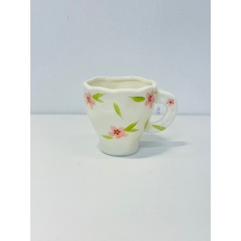 هذا كوب سيراميك أنيق بتصميم فريد يحمل لمسة يدوية راقية أبيض العاجي مزين برسومات زهرية رقيقة باللون الورد والاخظر 