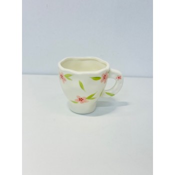 هذا كوب سيراميك أنيق بتصميم فريد يحمل لمسة يدوية راقية أبيض العاجي مزين برسومات زهرية رقيقة باللون الورد والاخظر 