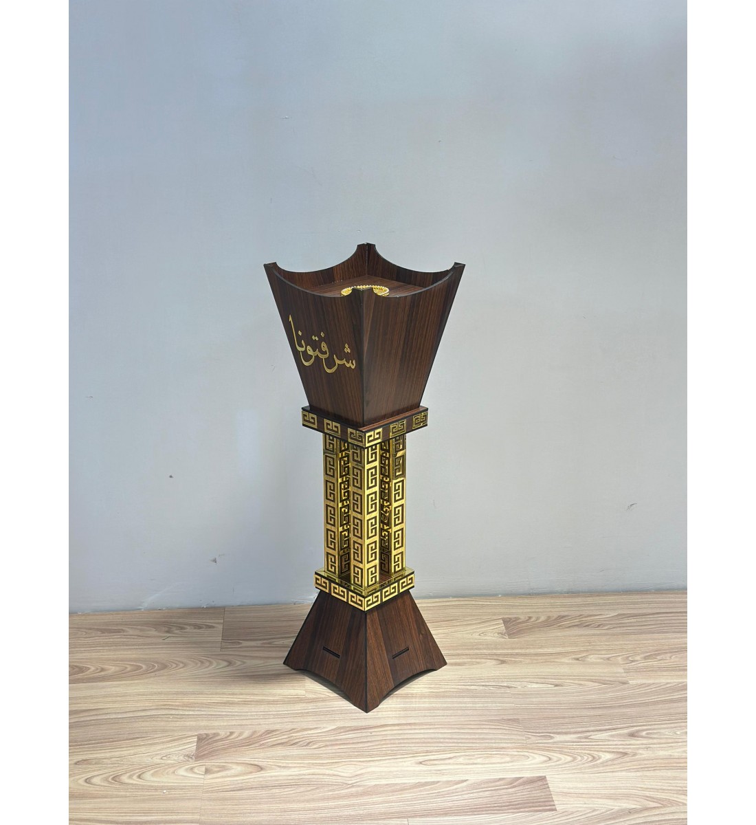 مبخرة فاخرة بتصميم أنيق وعصري، مصنوعة من الخشب البني الداكن المزخرف بتفاصيل ذهبية بعبارة شرفتونا 89×27×27سم مبخرة فاخرة بتصميم أنيق وعصري، مصنوعة من الخشب البني الداكن المزخرف بتفاصيل ذهبية بعبارة شرفتونا 89×27×27سم