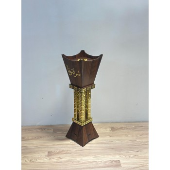 مبخرة فاخرة بتصميم أنيق وعصري، مصنوعة من الخشب البني  الداكن المزخرف بتفاصيل ذهبية بعبارة شرفتونا 89×27×27سم 