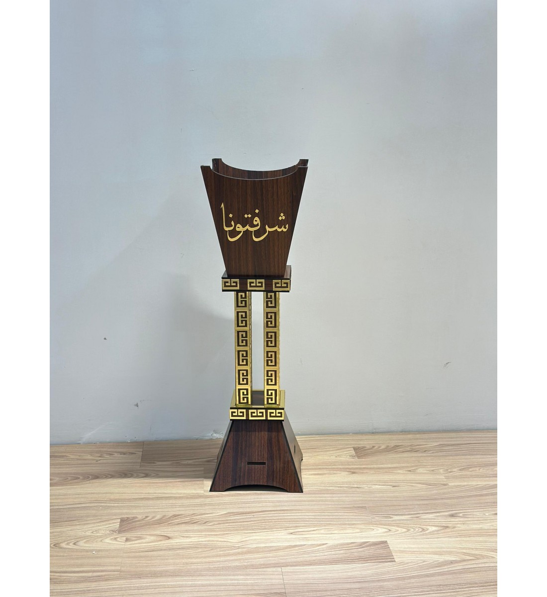 مبخرة فاخرة بتصميم أنيق وعصري، مصنوعة من الخشب البني الداكن المزخرف بتفاصيل ذهبية بعبارة شرفتونا 89×27×27سم مبخرة فاخرة بتصميم أنيق وعصري، مصنوعة من الخشب البني الداكن المزخرف بتفاصيل ذهبية بعبارة شرفتونا 89×27×27سم