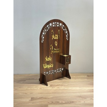  لوحة مع مبخره  ترحيبية فاخرة بتصميم خشبي أنيق، مزخرفة بلمسات ذهبية لامعة تحمل عبارة “أهلاً وسهلاً بأهلاً بضيوفنا 99×59سم 