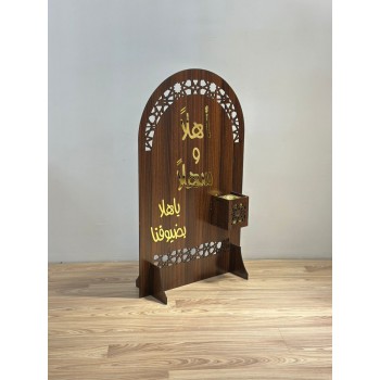  لوحة مع مبخره  ترحيبية فاخرة بتصميم خشبي أنيق، مزخرفة بلمسات ذهبية لامعة تحمل عبارة “أهلاً وسهلاً بأهلاً بضيوفنا 99×59سم 