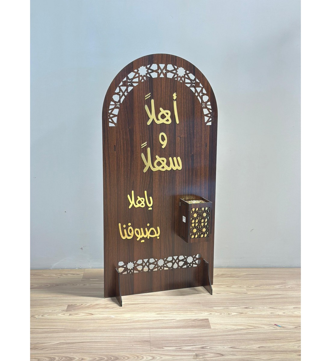  لوحة مع مبخره  ترحيبية فاخرة بتصميم خشبي أنيق، مزخرفة بلمسات ذهبية لامعة تحمل عبارة “أهلاً وسهلاً بأهلاً بضيوفنا 120×60سم 