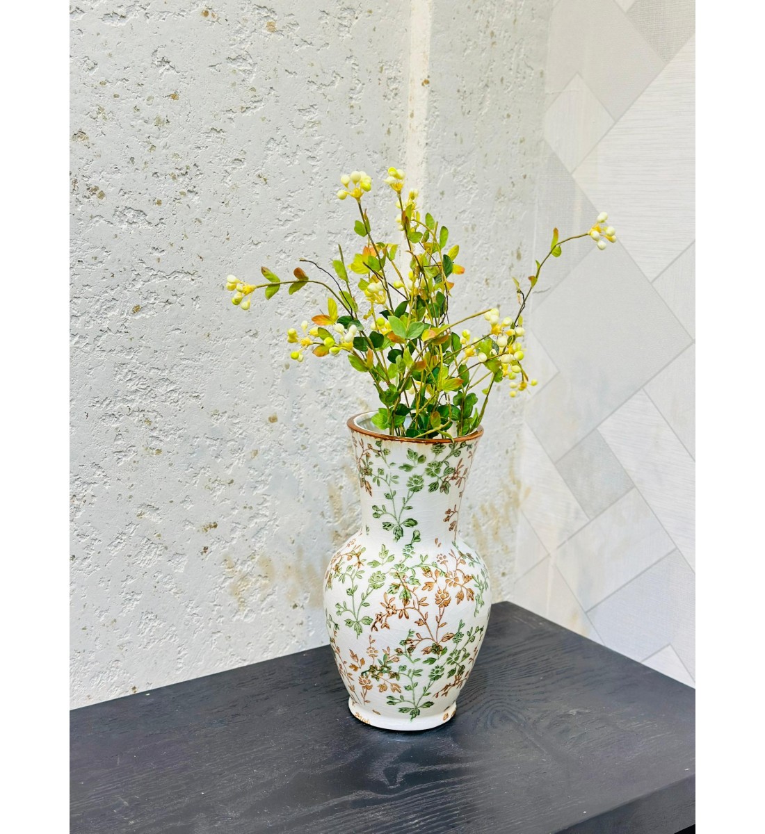 فازة سيراميك أنيقة مزخرفة بنقوش نباتية باللونين الأخضر والبني25×10×10سم 