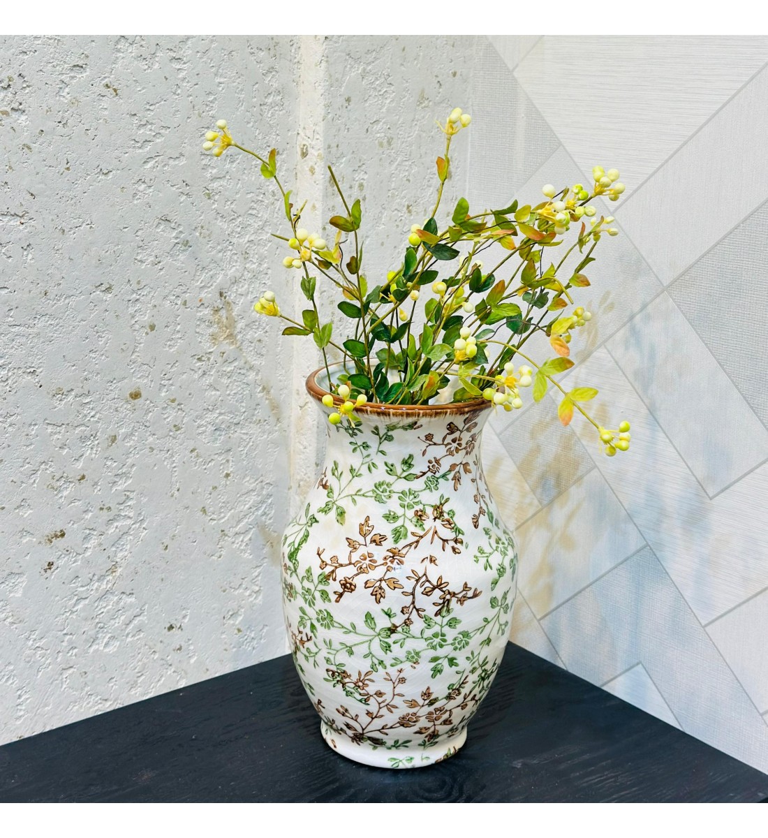 فازة سيراميك أنيقة مزخرفة بنقوش نباتية باللونين الأخضر والبني26×10×10سم 