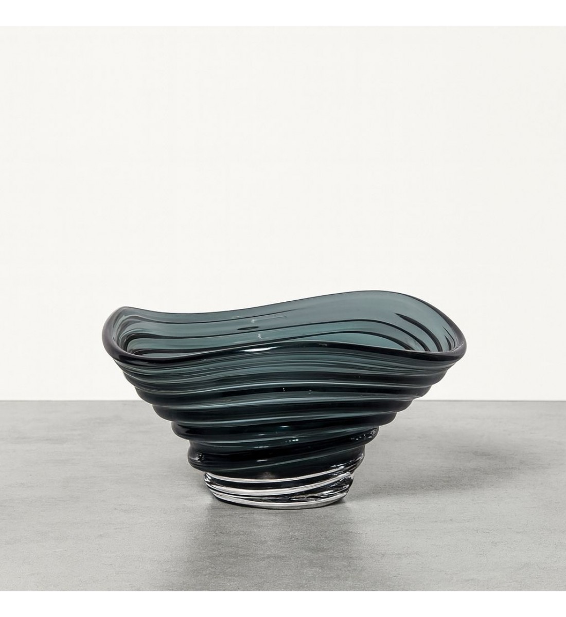 صحن تقديم زجاج مودرن بتصميم كلاسيك 30×30×16سم صحن تقديم زجاج مودرن بتصميم كلاسيك 30×30×16سم