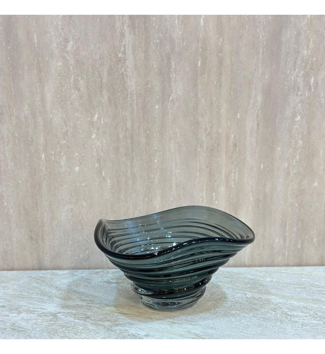 صحن تقديم زجاج مودرن بتصميم كلاسيك 30×30×16سم صحن تقديم زجاج مودرن بتصميم كلاسيك 30×30×16سم