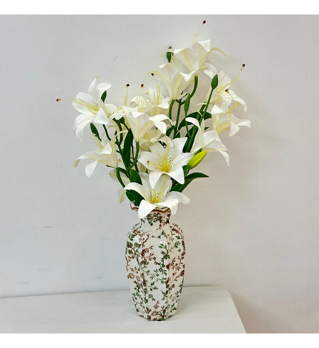 فازة سيراميك أنيقة مزخرفة بنقوش نباتية باللونين الأخضر والبني26×10×10سم 