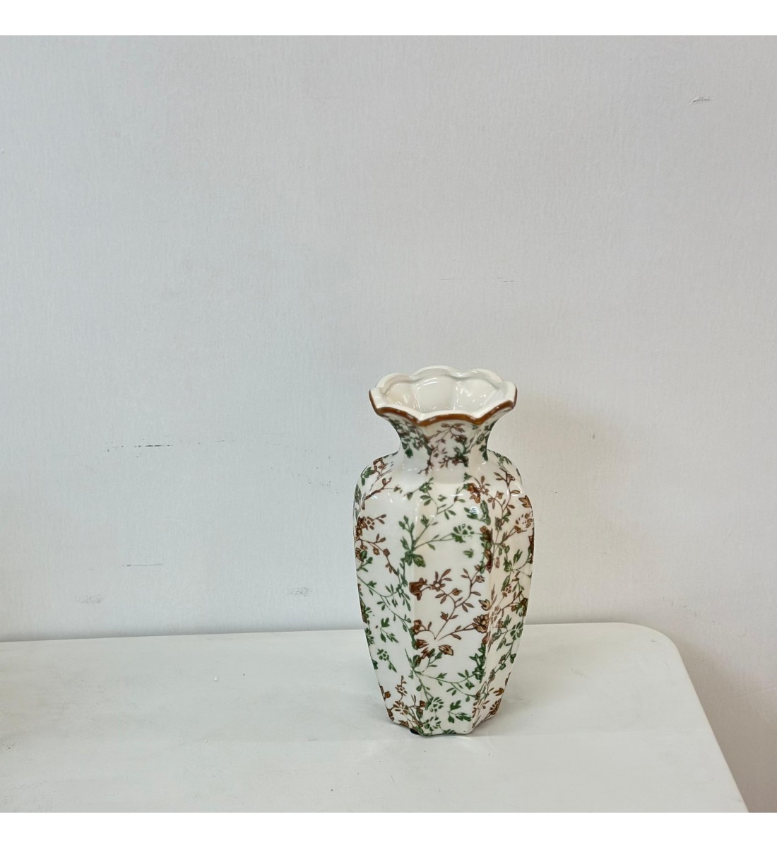 فازة سيراميك أنيقة مزخرفة بنقوش نباتية باللونين الأخضر والبني26×10×10سم 