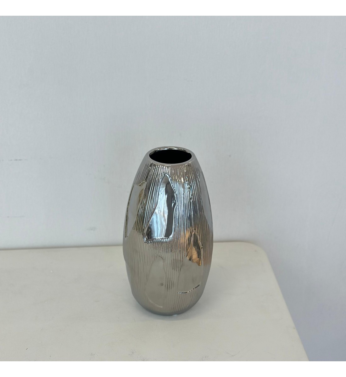 فازه أنيقة لفازة سيراميكيه بتصميم انسيابي عصري 25×7×7سم فازه أنيقة لفازة سيراميكيه بتصميم انسيابي عصري 25×7×7سم