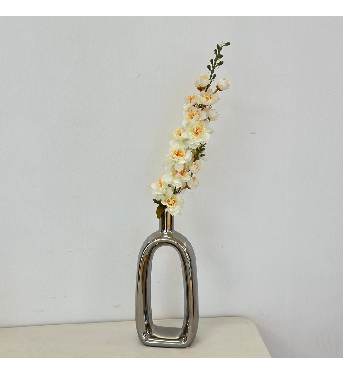 فازه  أنيقة لفازة سيراميكيه بتصميم انسيابي عصري 30×3×3سم