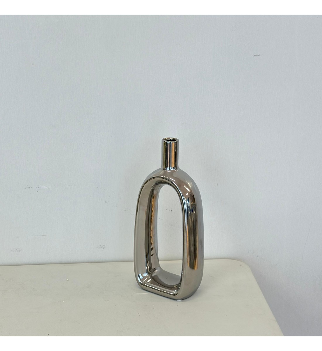 فازه  أنيقة لفازة سيراميكيه بتصميم انسيابي عصري 30×3×3سم