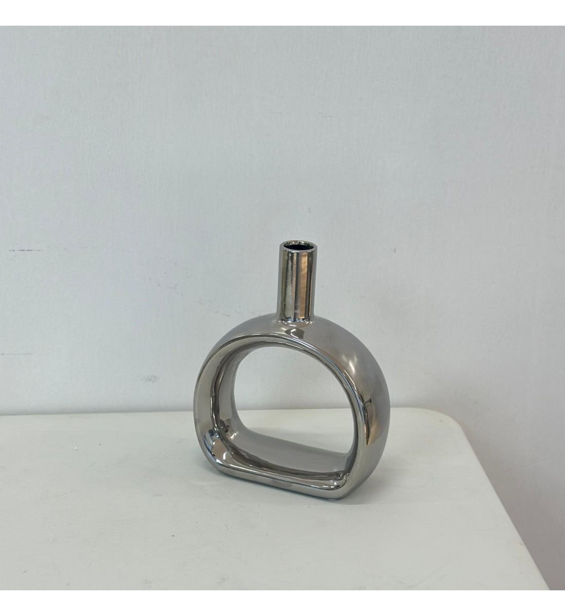 فازه  أنيقة لفازة سيراميكيه بتصميم انسيابي عصري 22×3×3سم