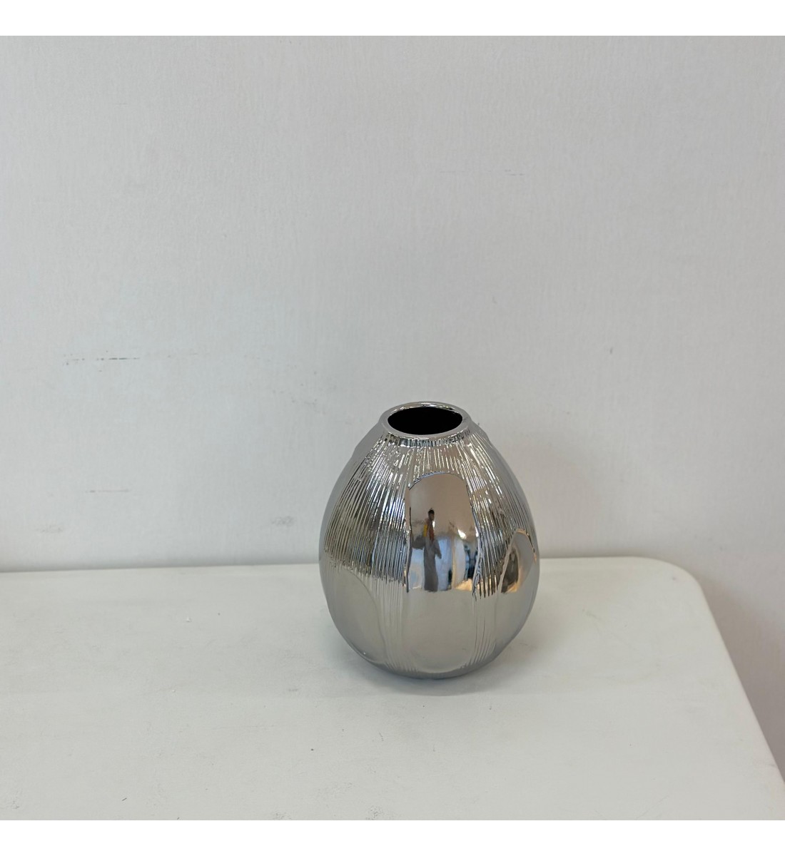 فازه أنيقة لفازة سيراميك\ بتصميم انسيابي عصري 18×6×6سم فازه أنيقة لفازة سيراميك\ بتصميم انسيابي عصري 18×6×6سم