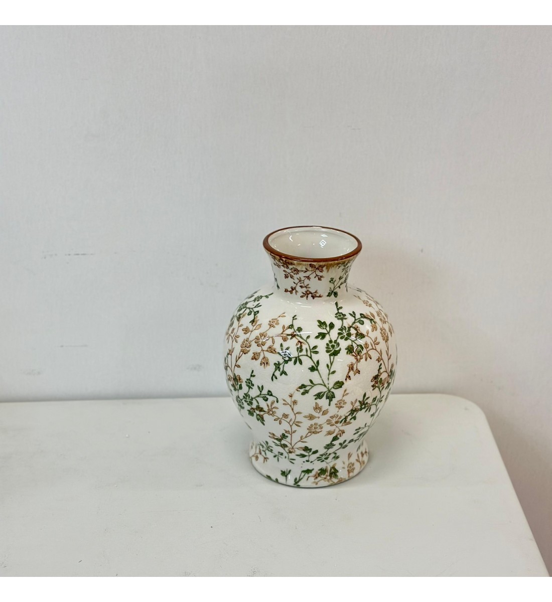 فازة سيراميك أنيقة مزخرفة بنقوش نباتية باللونين الأخضر والبني 22×9×9سم 