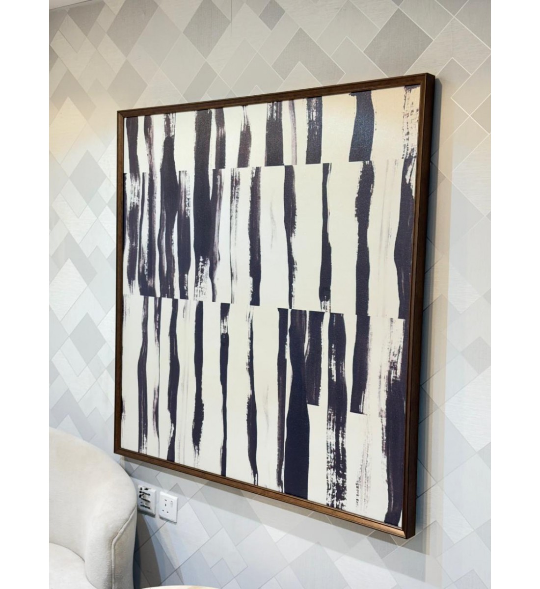 لوحة جدارية تجريدية بخطوط عصرية بالأسود على خلفية بيضاء، مع إطار خشبي  120×120سم 