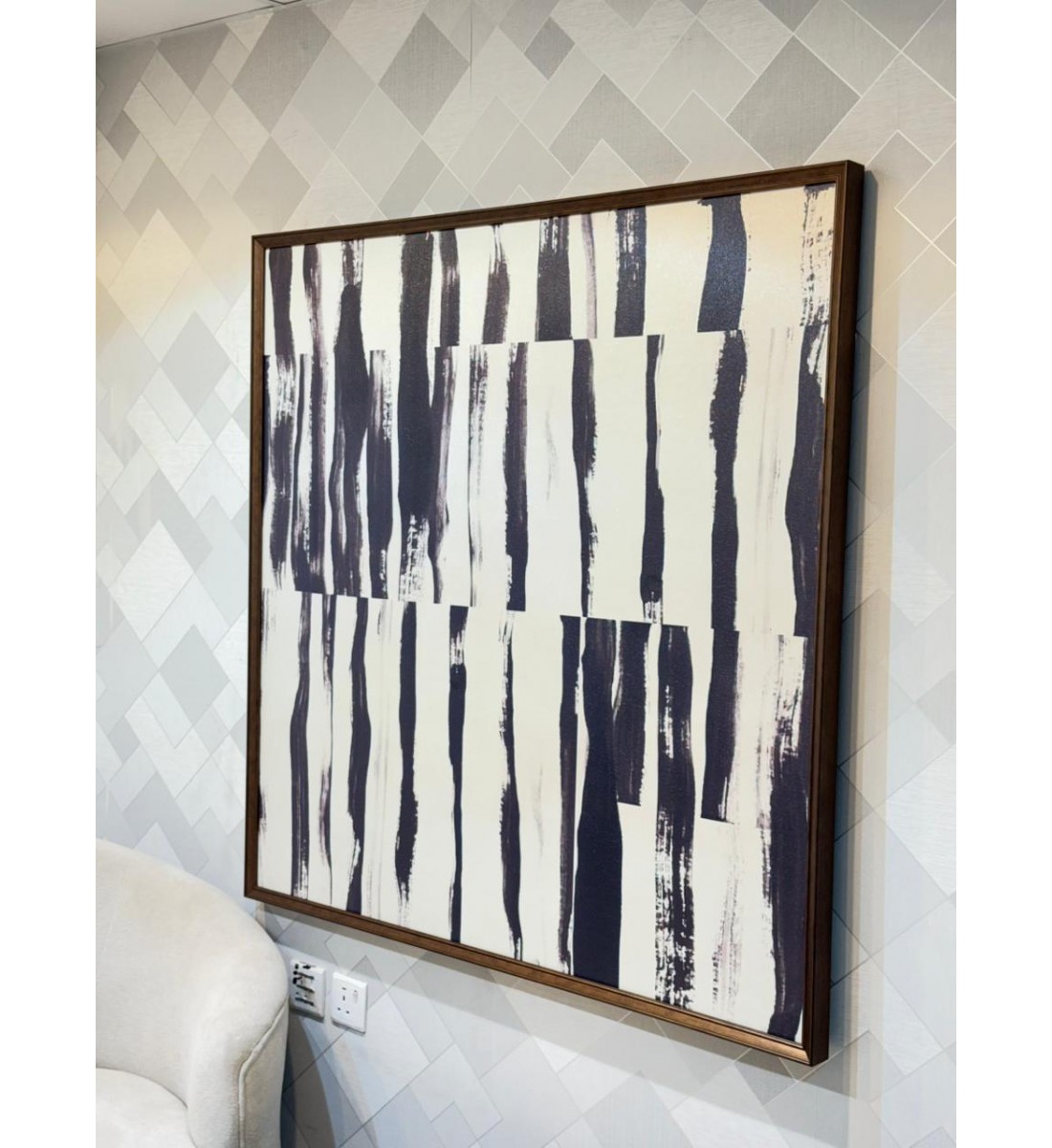 لوحة جدارية تجريدية بخطوط عصرية بالأسود على خلفية بيضاء، مع إطار خشبي  120×120سم 