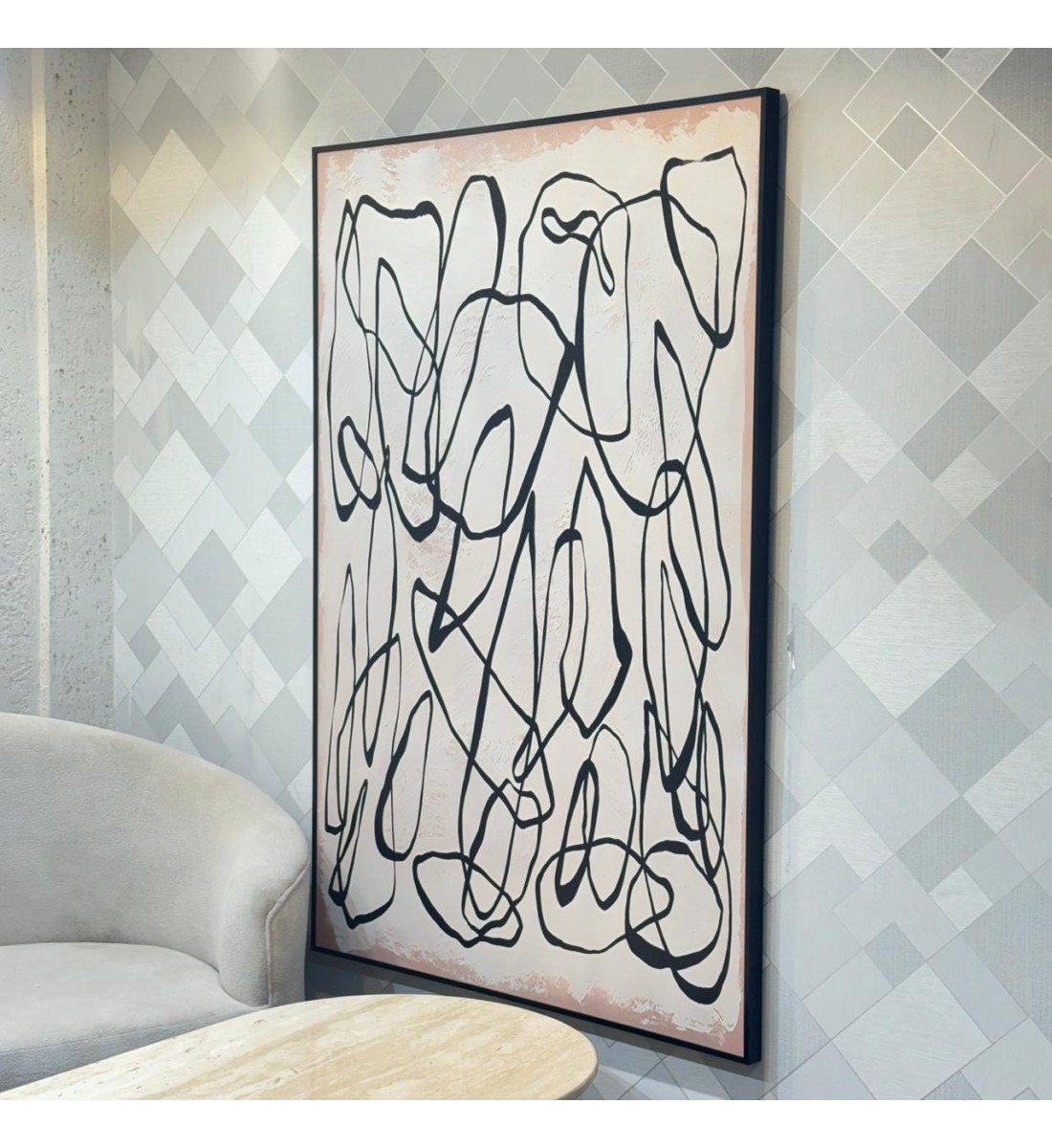 لوحة فنية تجريدية بإطار أسود نحيف، تتميز بخطوط سوداء عشوائية ملتفة ومتداخلة  100×150سم 