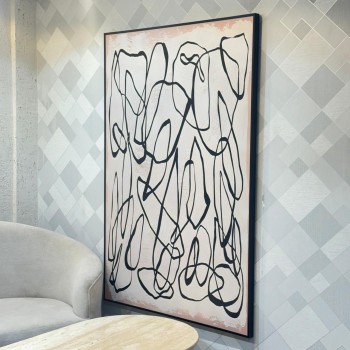 لوحة فنية تجريدية بإطار أسود نحيف، تتميز بخطوط سوداء عشوائية ملتفة ومتداخلة  100×150سم 