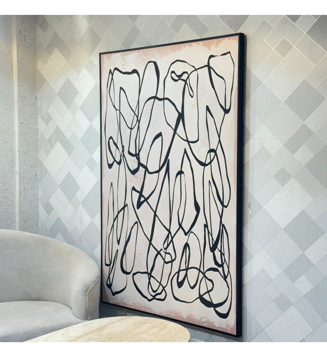 لوحة فنية تجريدية بإطار أسود نحيف، تتميز بخطوط سوداء عشوائية ملتفة ومتداخلة  100×150سم 