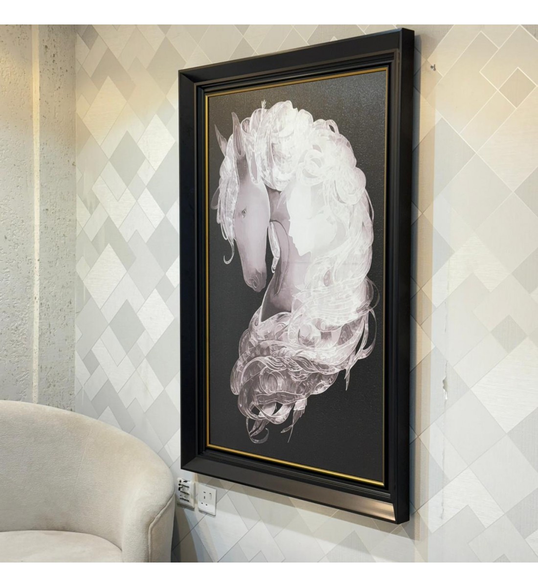 لوحة فنية مميزة بإطار أسود أنيق مع خط ذهبي رفيع من الداخل، تجسّد جمال الحصان الأبيض 130×90سم 