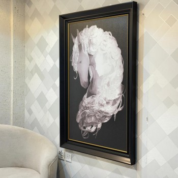 لوحة فنية مميزة بإطار أسود أنيق مع خط ذهبي رفيع من الداخل، تجسّد جمال الحصان الأبيض 130×90سم 